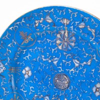 Dekoracyjny talerz orientalny. Porcelana chińska, ręcznie malowana. Sygn. II poł. XX w.